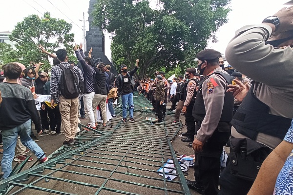 Tim Pengacara Sebut 10 Demonstran Omnibus Law di Semarang Masih Ditahan