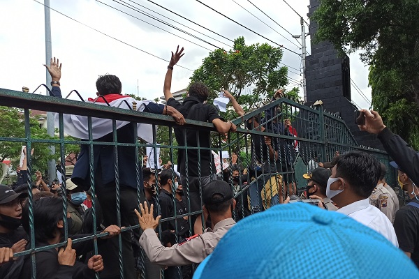 Sebut Perlakukan Demonstran Manusiawi, Polisi Semarang Beri 1 Nasi Bungkus untuk Makan 4 Orang