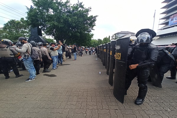 Demo Omnibus Law di Semarang Ricuh, Polisi Bantah Tak Izinkan Pengacara Dampingi Pendemo