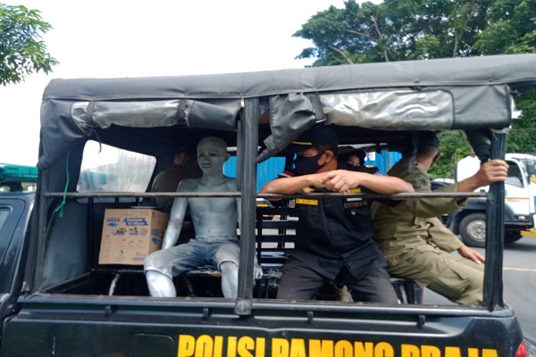 Beraksi Kala Siang, Manusia Silver Diciduk Satpol PP Kota Semarang