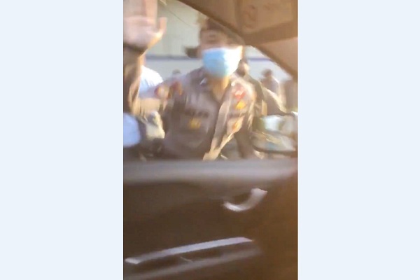 Lagi Asyik Rekam Demo Omnibus Law, Warga Dipukul Polisi