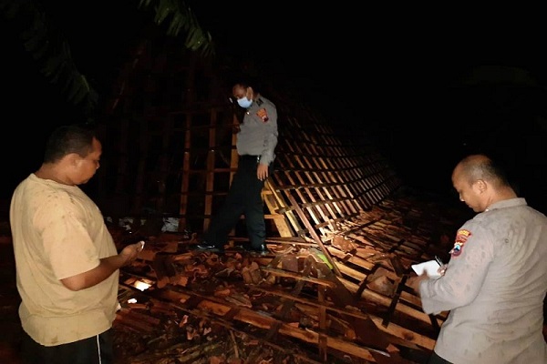 Diterjang Angin Kencang, Satu Rumah di Grobogan Roboh