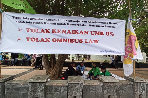 Tolak Omnibus Law & Upah Naik 0%, Buruh di Semarang Dirikan Tenda Perjuangan