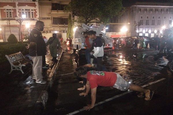 Libur Panjang, Satpol PP Semarang Razia Masker di Kota Lama, 62 Pengunjung Rapid Test