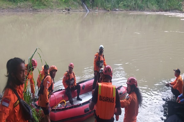 Nekat! Kakek 60 Tahun Terjun Bebas ke Sungai Serayu