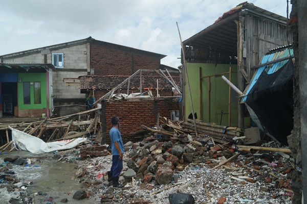 Cuaca Ekstrem, Belasan Rumah di Tambaklorok Hancur Diterjang Ombak
