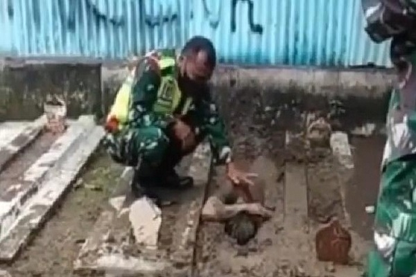 Viral, Pemuda Tegal Nekat Kubur Diri Hidup-Hidup, Ini Alasannya…