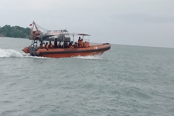 Kapal Nelayan Vs Kapal Niaga di Batang, 12 ABK Hilang