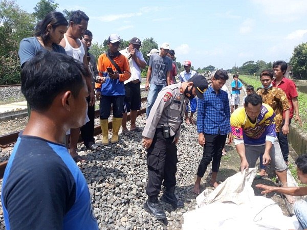 Sebrangi Rel, Pria di Gubuk Grobogan Tertabrak KA