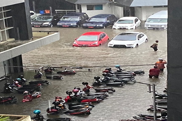 Hujan 2 Jam, Sejumlah Tempat di Semarang Banjir, Termasuk Kantor Pemprov Jateng