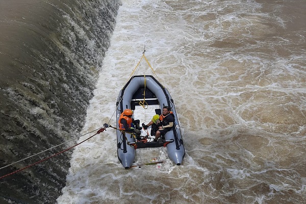 Lompat dari Tanggul Sungai Kalikutho, Remaja Kendal Hanyut & Hilang