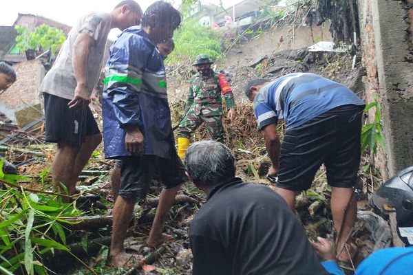 Banjir di Semarang, 2 Orang Tertimbun Longsor & 1 Tersengat Listrik