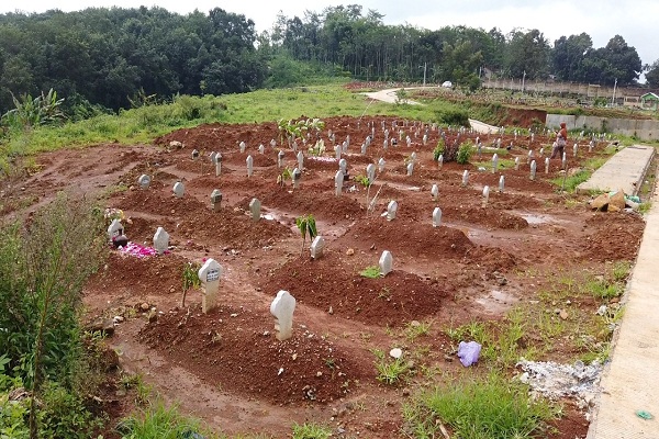 Cerita Penggali Makam Covid-19 di Semarang, Harus Siap Meski Malam Hari