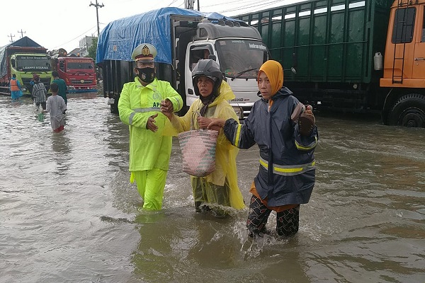 Banjir Tak Kunjung Surut, Jalur Kaligawe Semarang Lumpuh