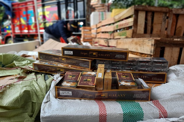 Ditutupi Buah Naga & Salak, Ratusan Ribu Rokok Ilegal Dikirim ke Sumatra via Semarang