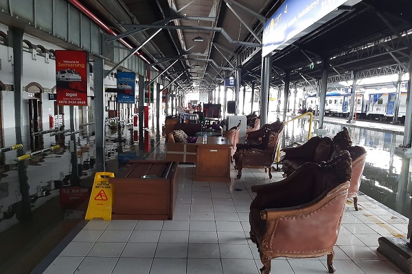 Rel Masih Terendam Air, Perjalanan Kereta Api di Semarang Belum Normal