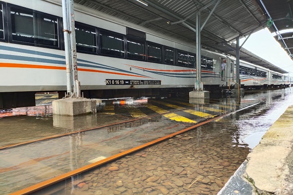 Banjir Mulai Surut, Stasiun Tawang Semarang Belum Bisa Layani Penumpang
