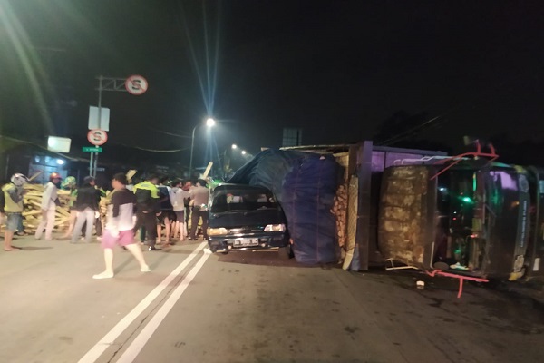 Kecelakaan Maut di Salatiga, Truk Tabrak 2 Minibus di Traffic Light Pasar Sapi, 2 Orang Meninggal