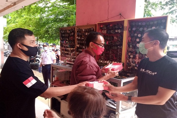 Jateng di Rumah Saja, Wali Kota Salatiga Bagi-Bagi Nasi Kotak