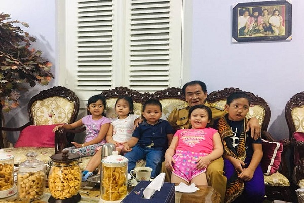 Cerita Bupati Banjarnegara Adopsi 6 Anak Terlantar