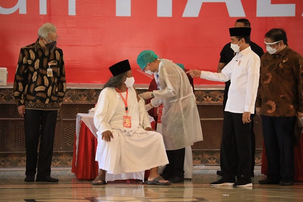 Cek Vaksinasi Ulama & Tokoh Agama di Semarang, Jokowi Puji Langkah Jateng