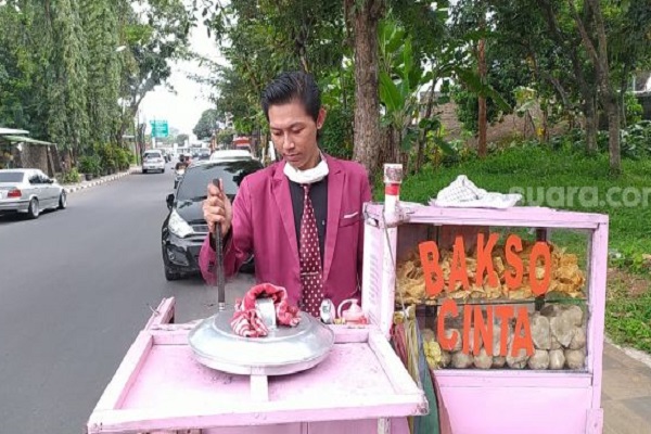 Unik! Pria Semarang Ini Jualan Bakso Pakai Jas Lengkap dengan Dasi