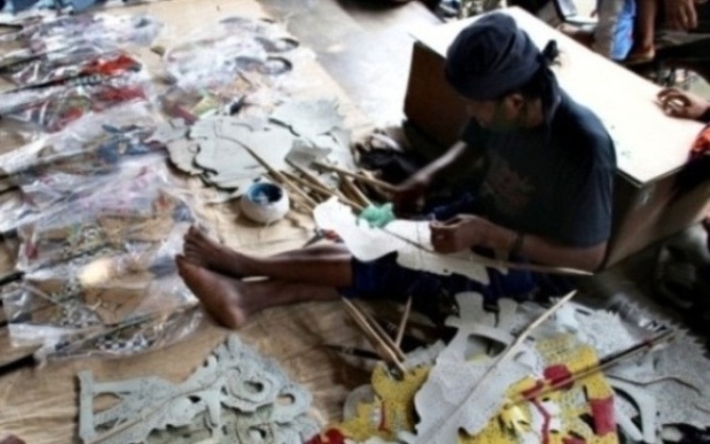 Keren! Lelaki Asal Blora Ini Jago Buat Wayang dari Karpet