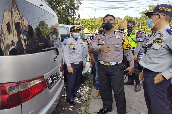 Bawa Penumpang Mudik, Satlantas Polrestabes Semarang Kandangkan 3 Mobil Travel Gelap