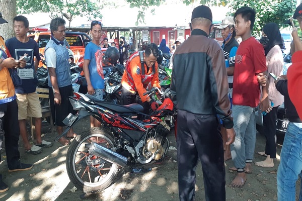 Selfi Sambil Naik Motor, Pemuda Ciamis Tewas di Teluk Penyu Cilacap