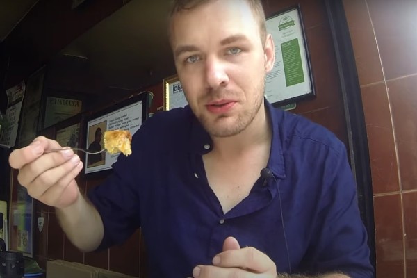 Bule Ini Jajal Lumpia Semarang, Responsnya di Luar Dugaan