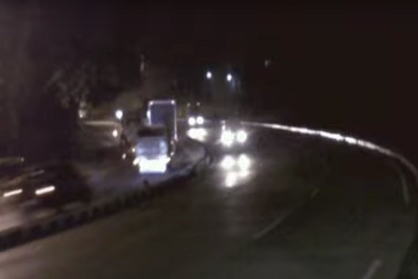 Serem! Ada Kuburan di Tengah Jalan di Semarang