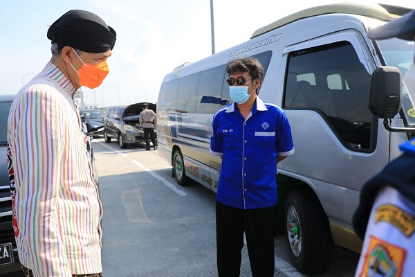 Cek Exit Tol Sragen, Ganjar Setop Rombongan Pengantin dari Klaten