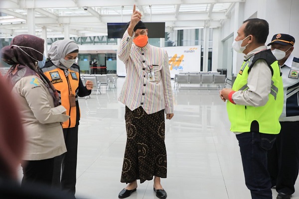 Penumpang Positif Covid-19 Lolos Naik Pesawat ke Pangkalan Bun, Ganjar Sebut SOP Bandara Ahmad Yani Salah