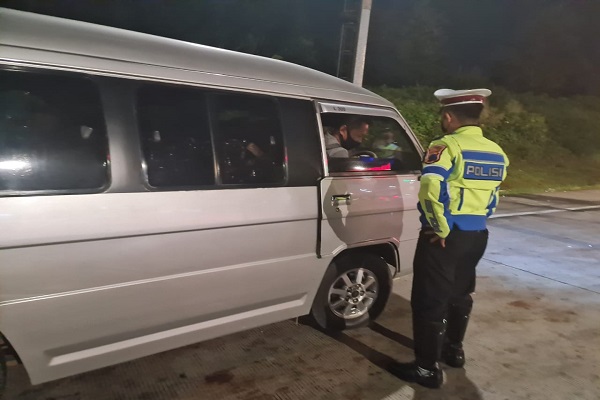 Hari Pertama Larangan Mudik, 9 Kendaraan Travel Menuju Semarang Dipaksa Putar Balik