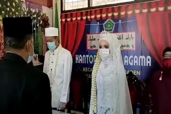 Hari Kebangkitan Nasional, Pasangan Pengantin di Banyumas Tunda Akad Nikah Demi Nyanyi Lagu Indonesia Raya