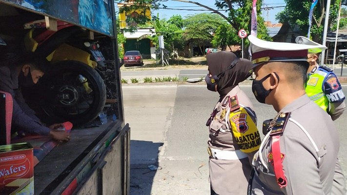 Berisi Belasan Pemudik, Truk Angkut Hewan Peliharaan & Motor Disetop di Grobogan