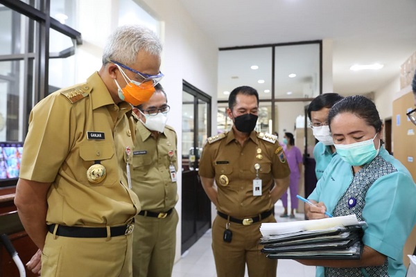 Waduh, RS di Kudus Izinkan Keluarga Dampingi Pasien Covid-19 di Ruang Isolasi Tanpa APD