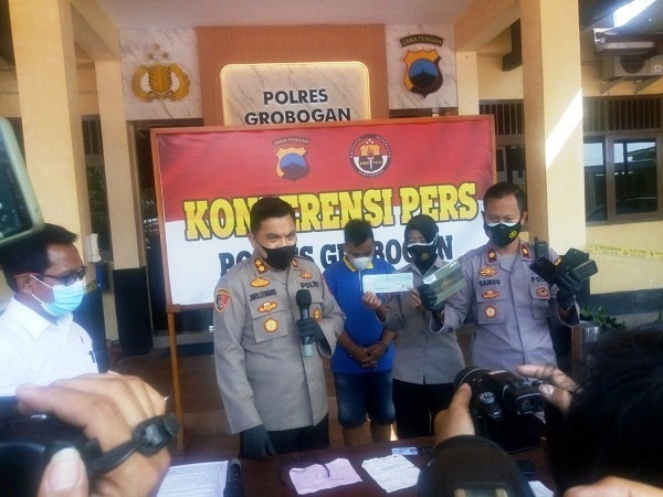 Apes! Pria Grobogan Tertipu Cewek Palsu di Sosmed, Rugi Rp504 Juta