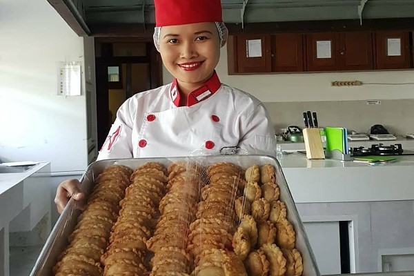 Inspiratif! Wanita Asal Grobogan Sukses Jual Jajanan Pasar di Dubai