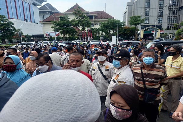 Antrean Vaksinasi di Kantor Gubernur Berpotensi Munculkan Klaster Baru, KI Jateng: Ngisin-Ngisini