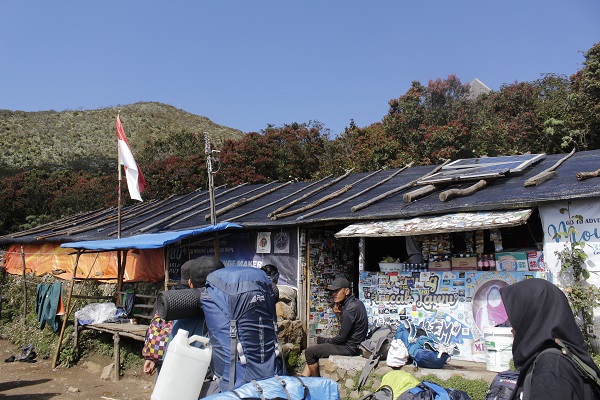 Legend! Berdiri Sejak 1980, Warung Mbok Yem di Puncak Lawu Jadi Solusi Para Pendaki