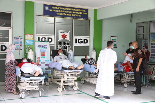 Ruang Perawatan RSUD Kartini Jepara Penuh, Pasien Covid-19 Terlantar di Depan IGD