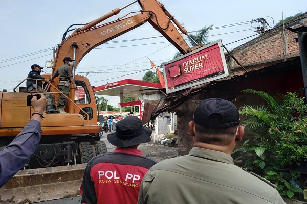 Satpol PP Semarang Bongkar Puluhan Kios PKL di Simongan