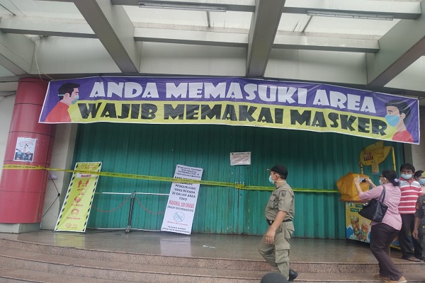 Karyawan Positif Covid-19, Swalayan di Semarang Disegel Satpol PP