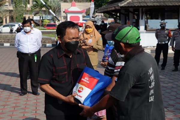 Sisihkan Gaji Selama Isolasi, Ketua DPRD Jateng Sumbang 3,6 Ton Beras