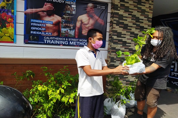 Inspiratif! Ajak Warga Tetap di Rumah, Sekelompok Pemuda di Salatiga Bagikan Bibit Sayuran