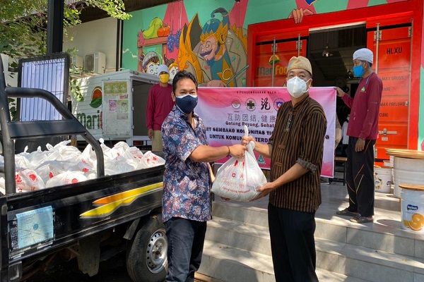 Komunitas Tionghoa Semarang Beri Sembako ke Jurnalis