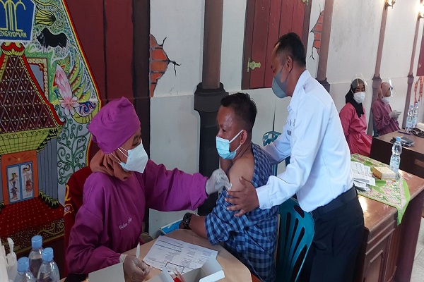 Begini Reaksi Warga Binaan Rutan Salatiga saat Disuntik Vaksin