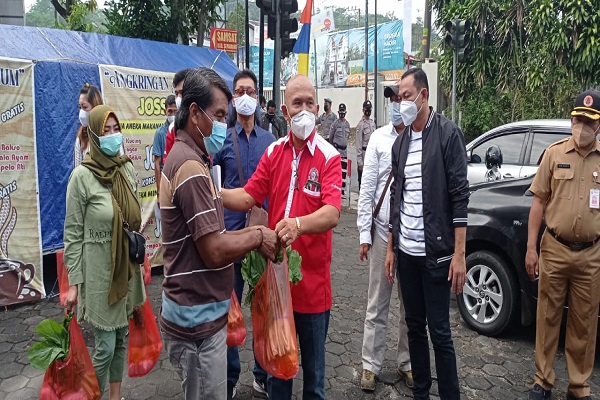 Protes PPKM, Pedagang & Pekerja Wisata Semarang Bagikan Sembako