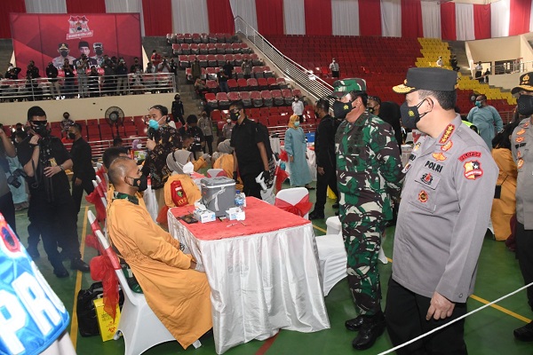 Tinjau Vaksinasi Merdeka Candi di GOR Jatidiri, Panglima TNI Targetkan 1 Juta Vaksin Per Hari